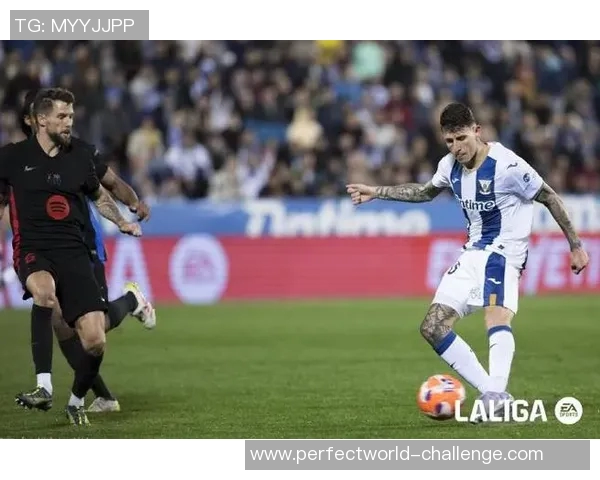 西甲激战巴萨凭乌龙球险胜AC米兰全场沸腾瞬间回顾