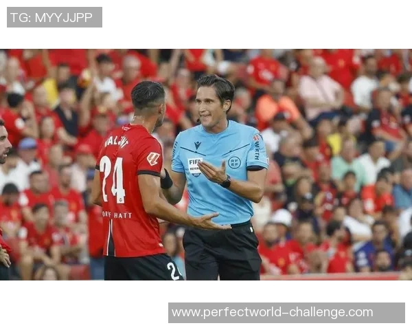 西甲激战热刺与巴萨互交白卷乌龙球引发全场争议判罚热议