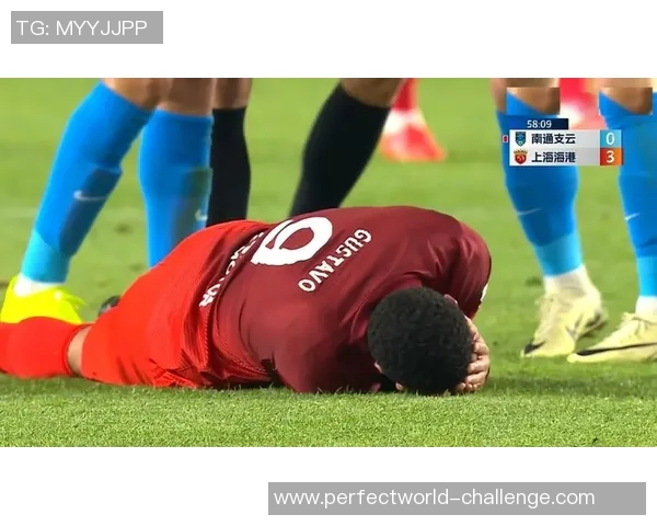 国王杯激战巴萨险胜曼联红牌争议引发全场热议与转会传闻